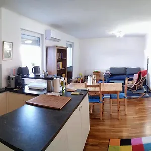 Family-friendly Flat With Balcony Viena